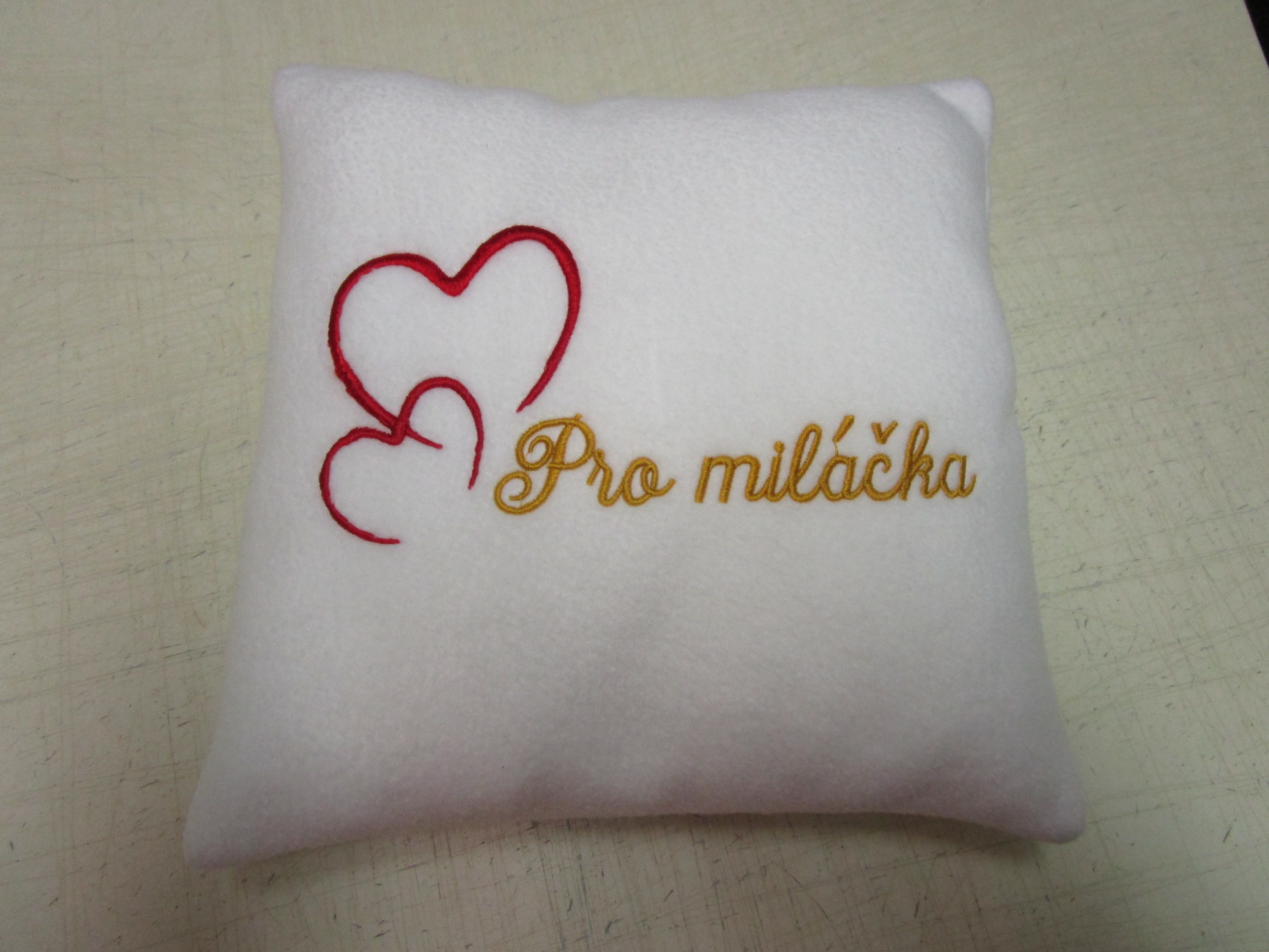 Polštářek s výšivkou "Pro miláčka"